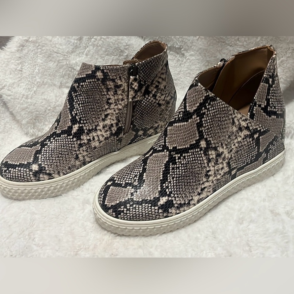 Aerosoles Zirah 7.5W snakeskin faux wedge booties.
